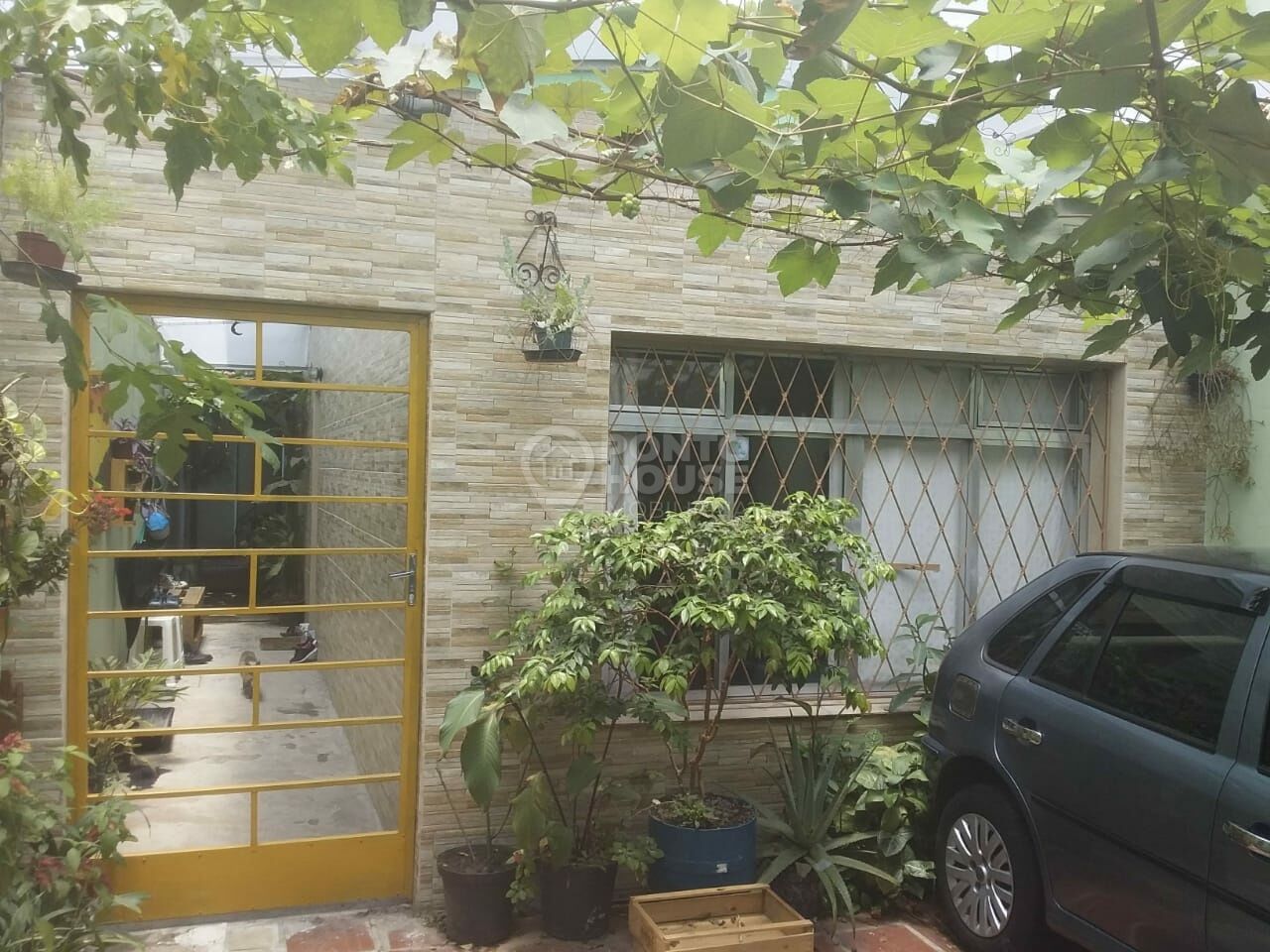 Sobrado uso Residencial e Comercial com 2 vagas de garagem todo reformado