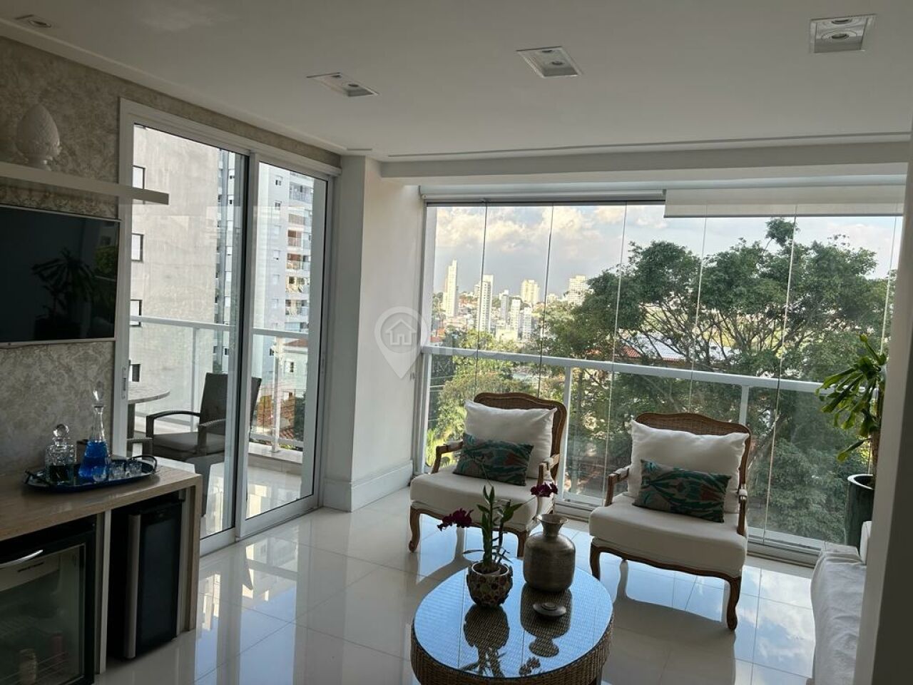 Apartamento à venda na Vila Mariana próximo do metrô, 3 suítes,varanda e 4 vagas