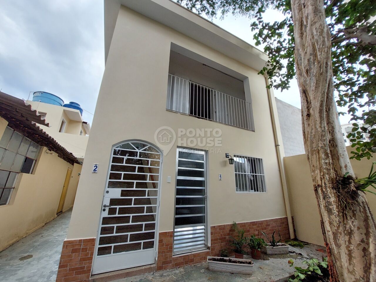 Casa térrea à venda no Jardim da Saúde, com mais 3 casas nos fundos.