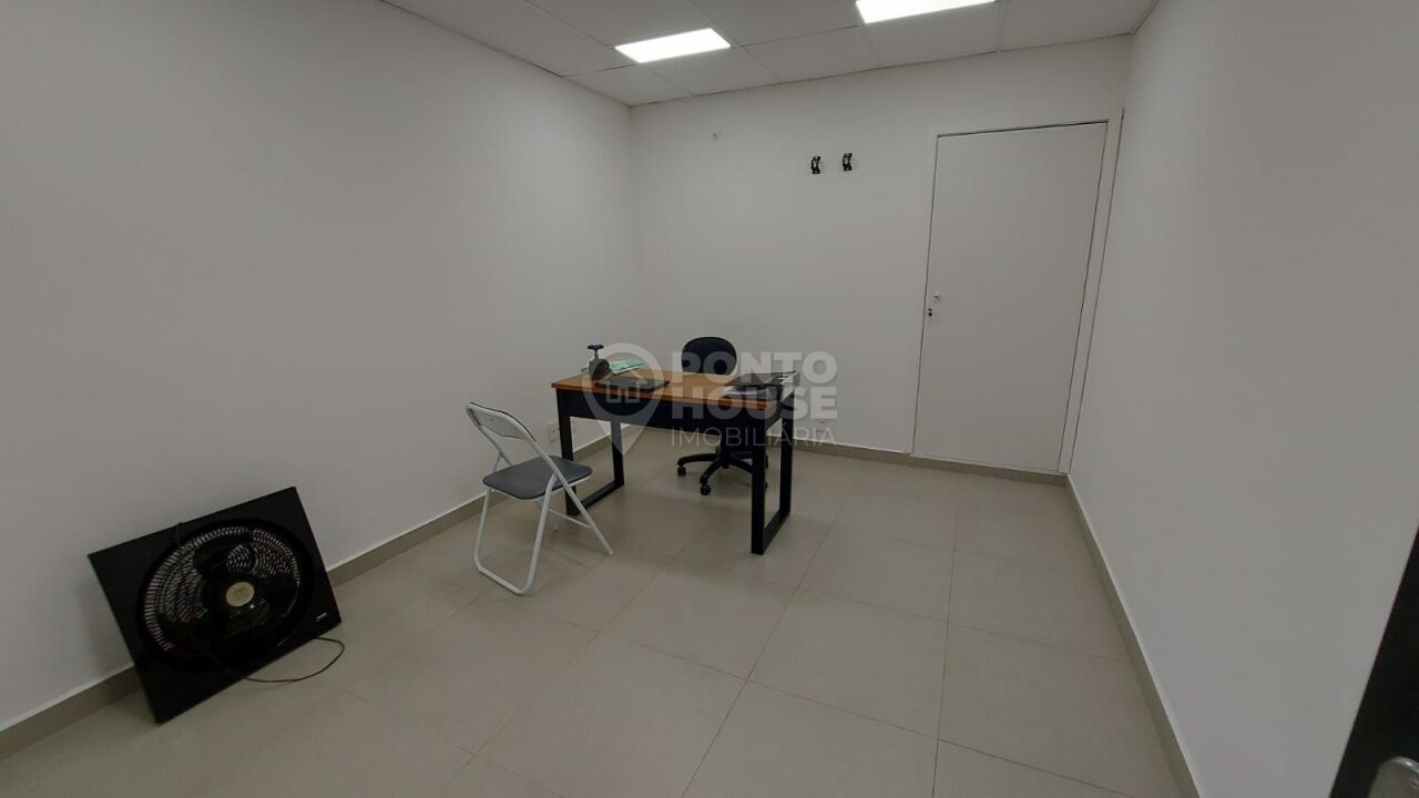 Conjunto comercial à venda com 3 salas, 2 banheiros, 1 vaga, copa com 49m².