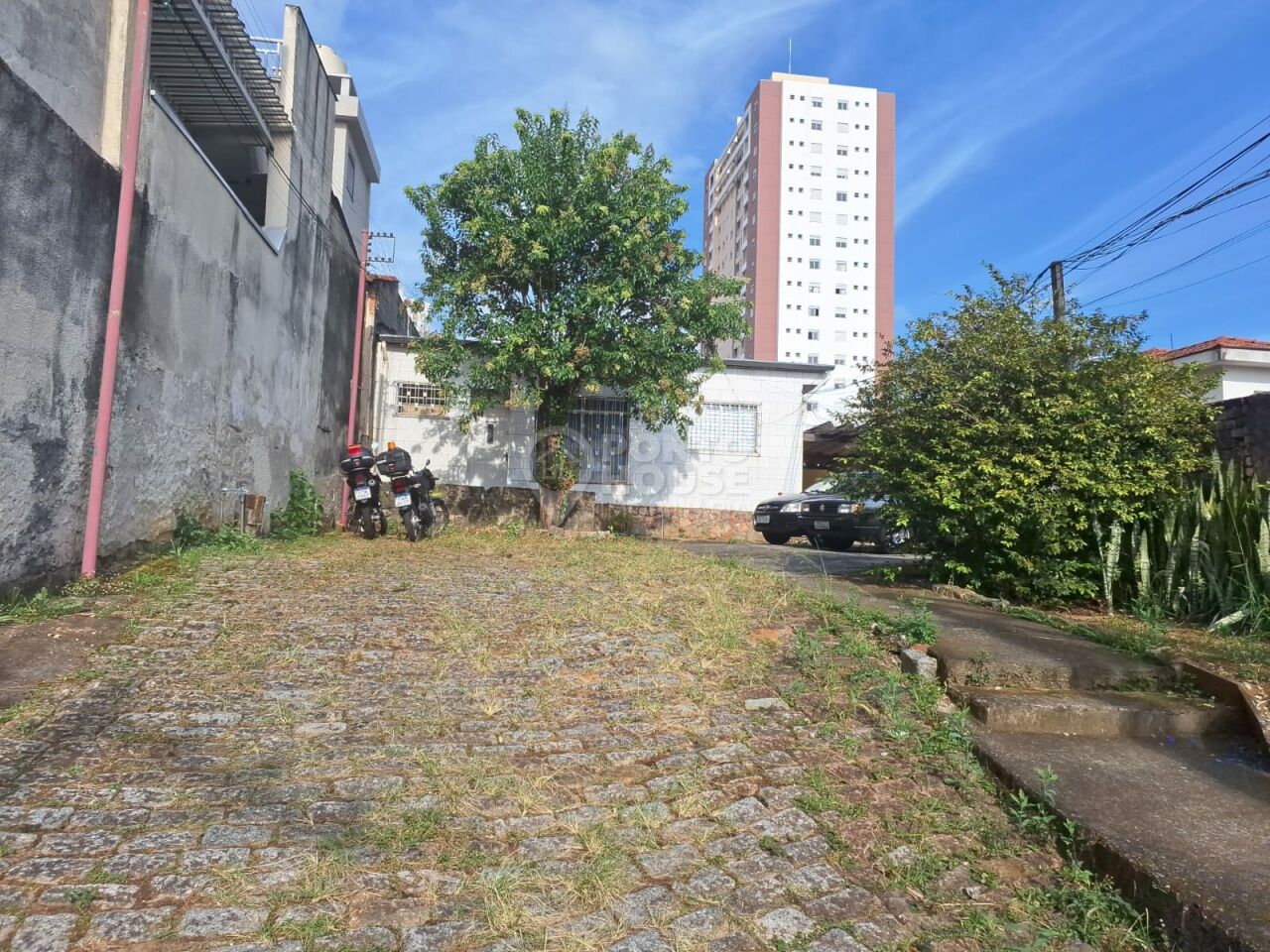 Terreno à venda bairro Vila Gumercindo, possui 4 casas indepentendes construídas