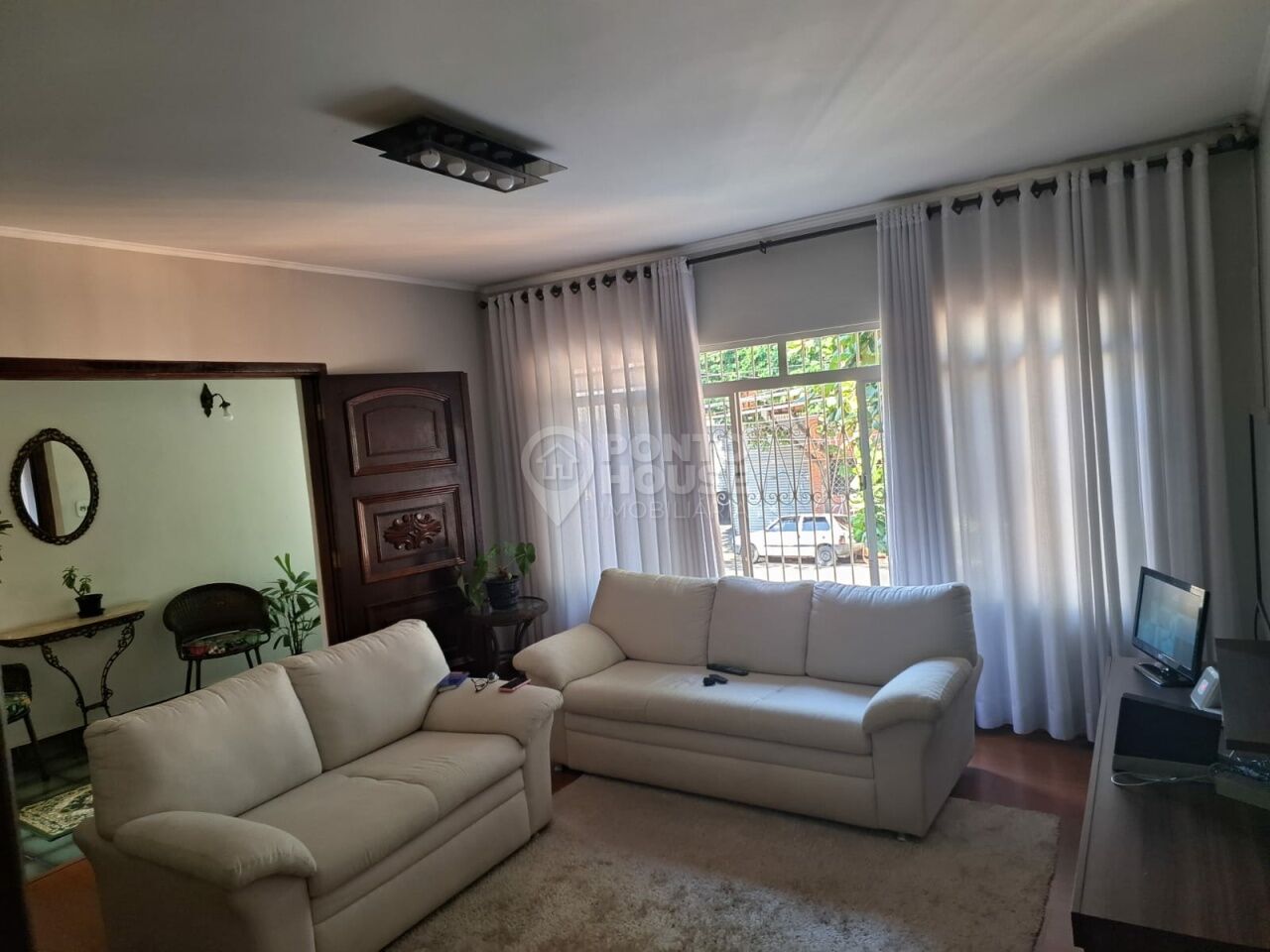 Sobrado à venda no bairro Ipiranga de 3 dormitórios, 5 banheiros e 5 vagas