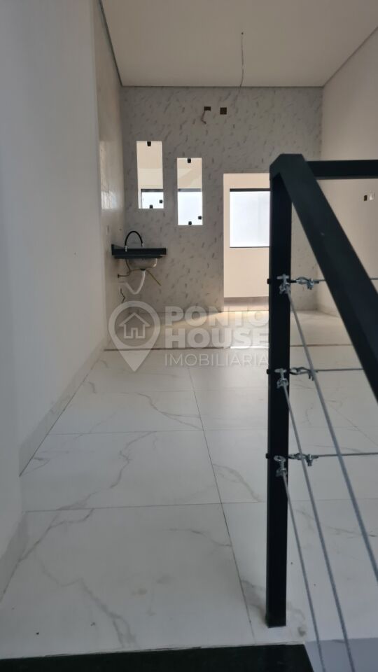 Sobrado à venda com 3 suites, 2 vagas e quintal próximo ao Metrô Praça da Árvore