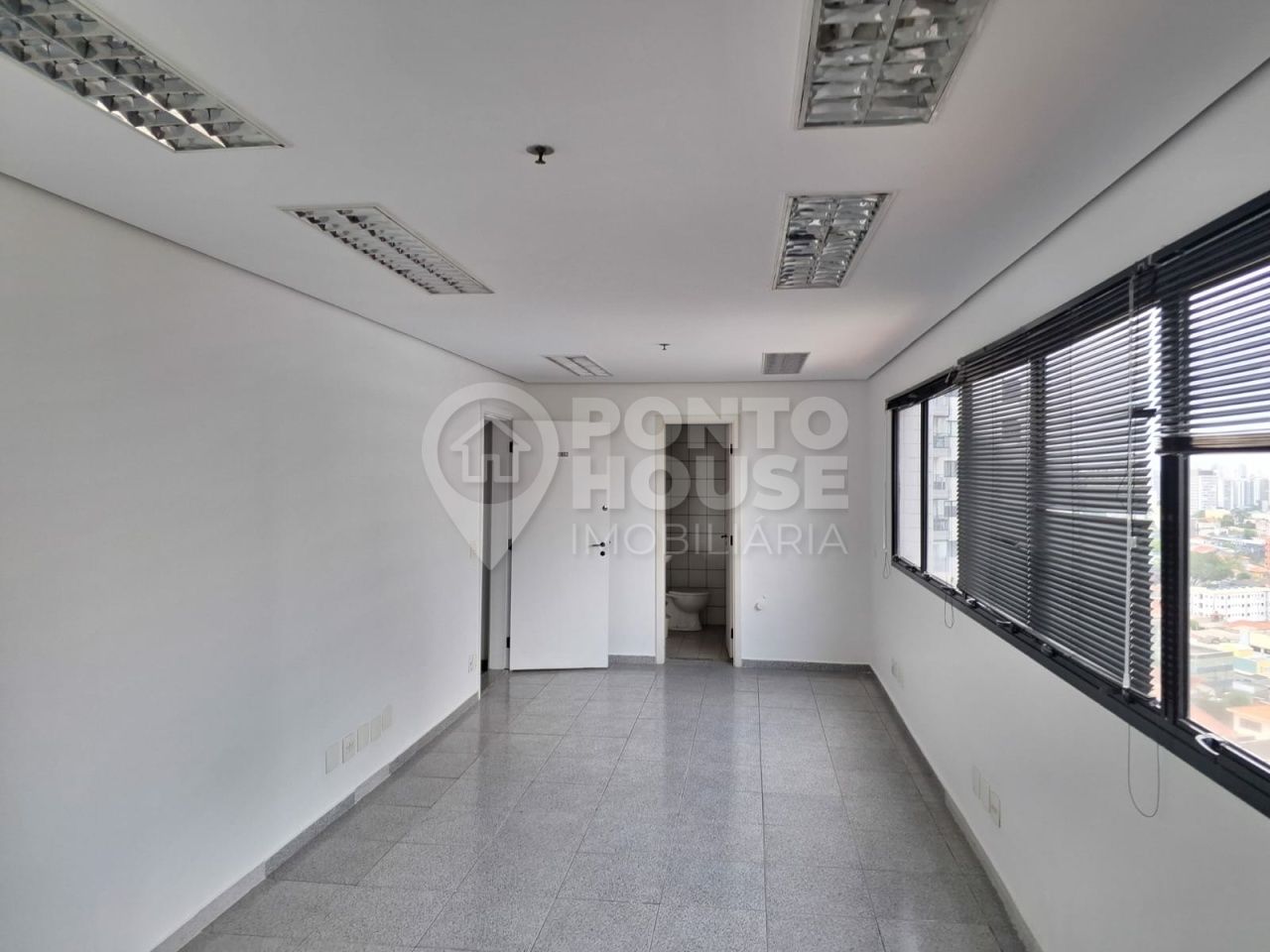 Sala comercial à venda em São Judas, 2 banheiros e 1 vaga, próximo ao metrô 