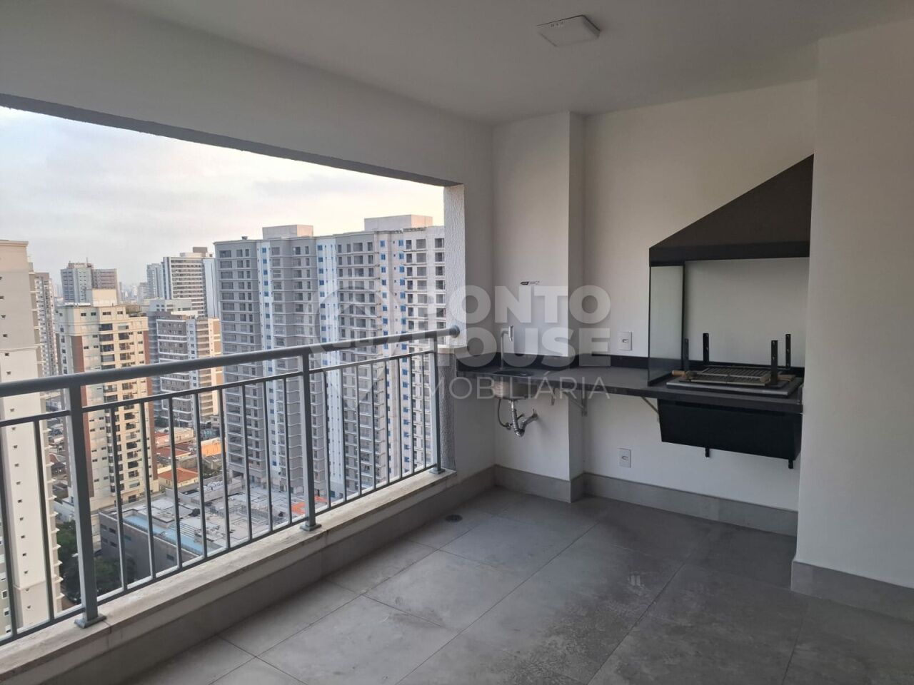 Apartamento à venda no bairro Ipiranga de 2 dormitórios, 3 banheiros e 1 vaga