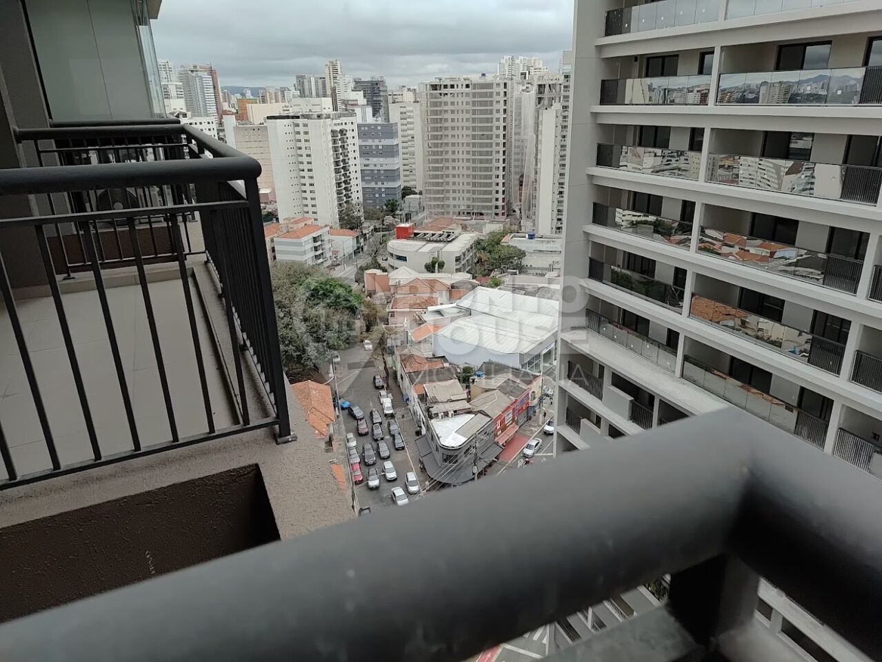 Apartamento à venda de 1 dormitório e varanda, 600m do metrô Vila Mariana