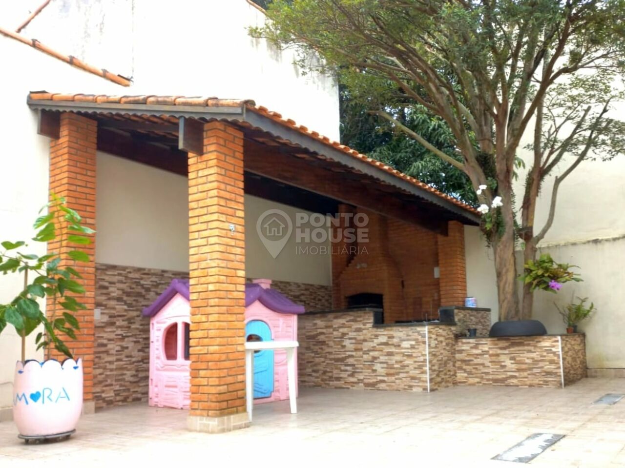 Casa Assobradada de 229m² com 3 dormitórios , 1 suite , churrasqueira , quintal