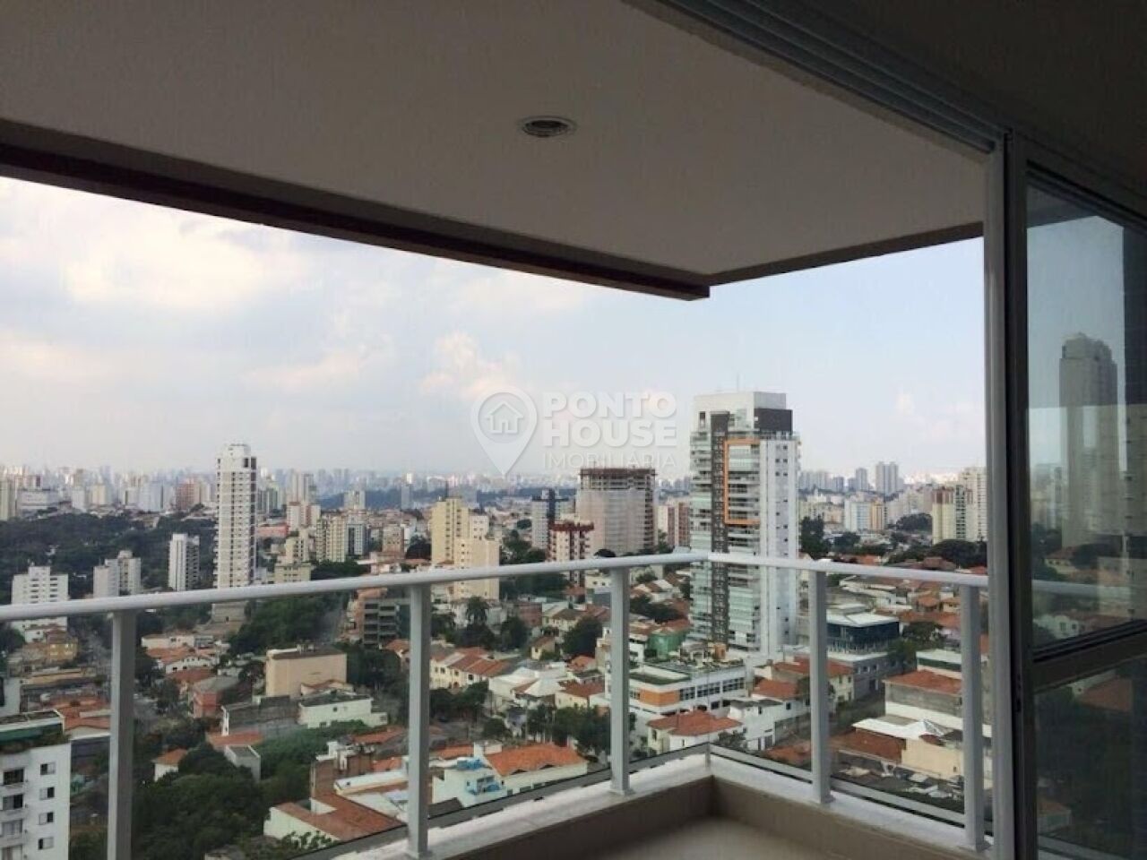 Studio mobiliado para locação na Vila Mariana com varanda, 1 dormitório e 1 sala