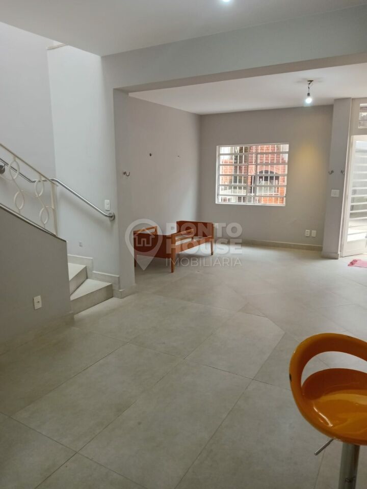 Casa reformada à venda em Mirandópolis com 190m², 3 quartos e 2 vagas 