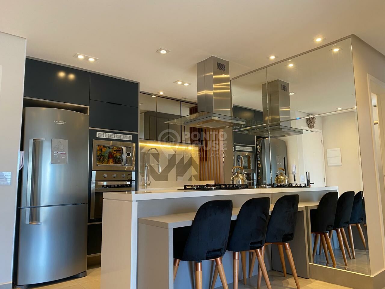 Apartamento mobiliado à venda bairro Saúde 2 dormitórios, 2 banheiros e 1 vaga