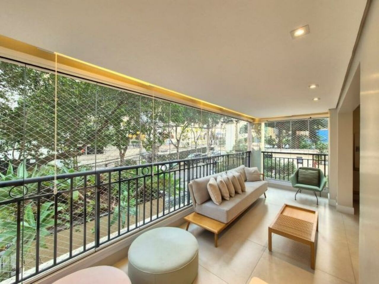 Apartamento mobiliado à venda bairro Bosque da Saúde 3 suítes e 2 banheiros 