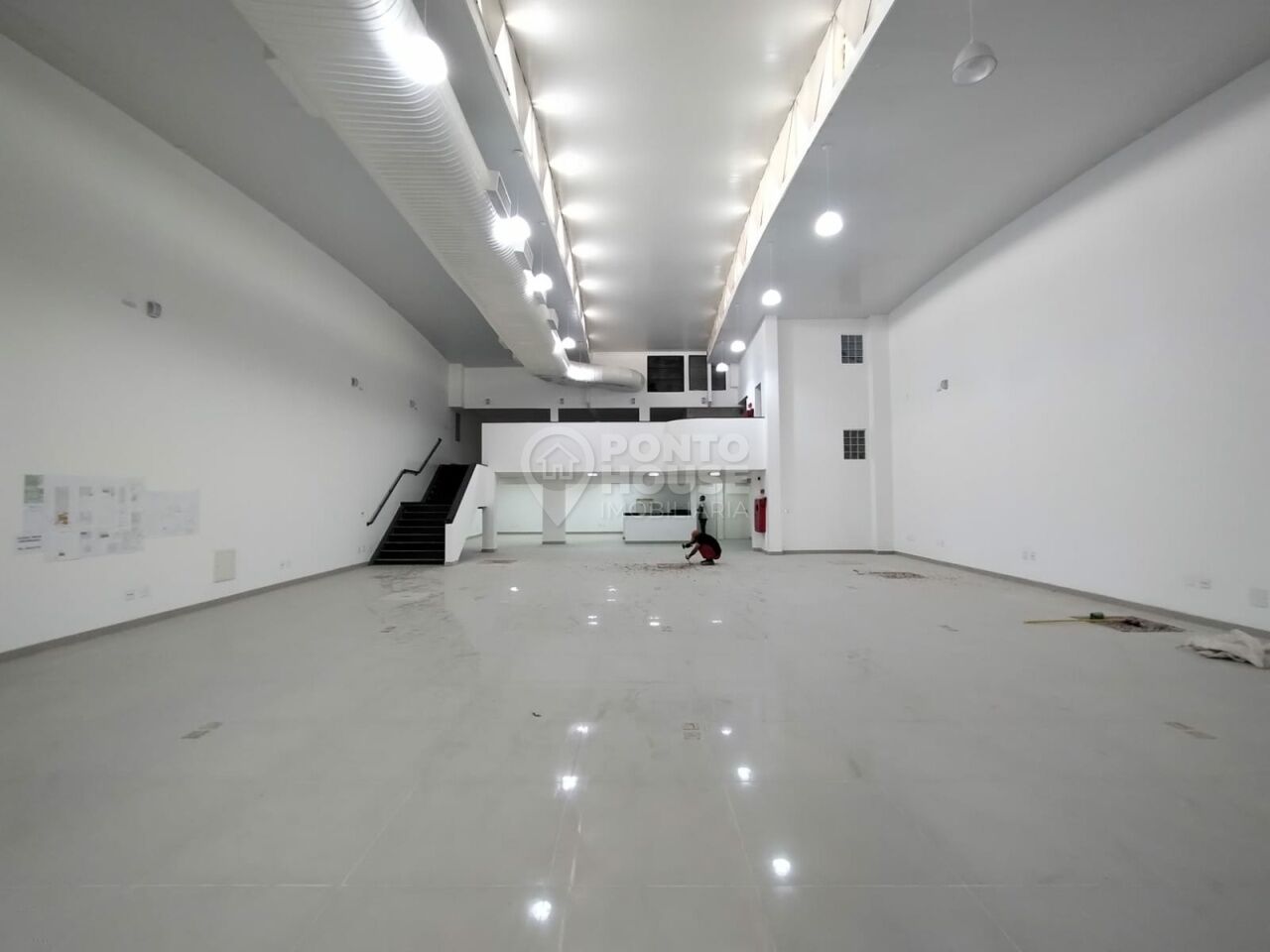 Galpão reformado em Moema à venda e locação, 845m², 8 banheiros e 3 Vagas 