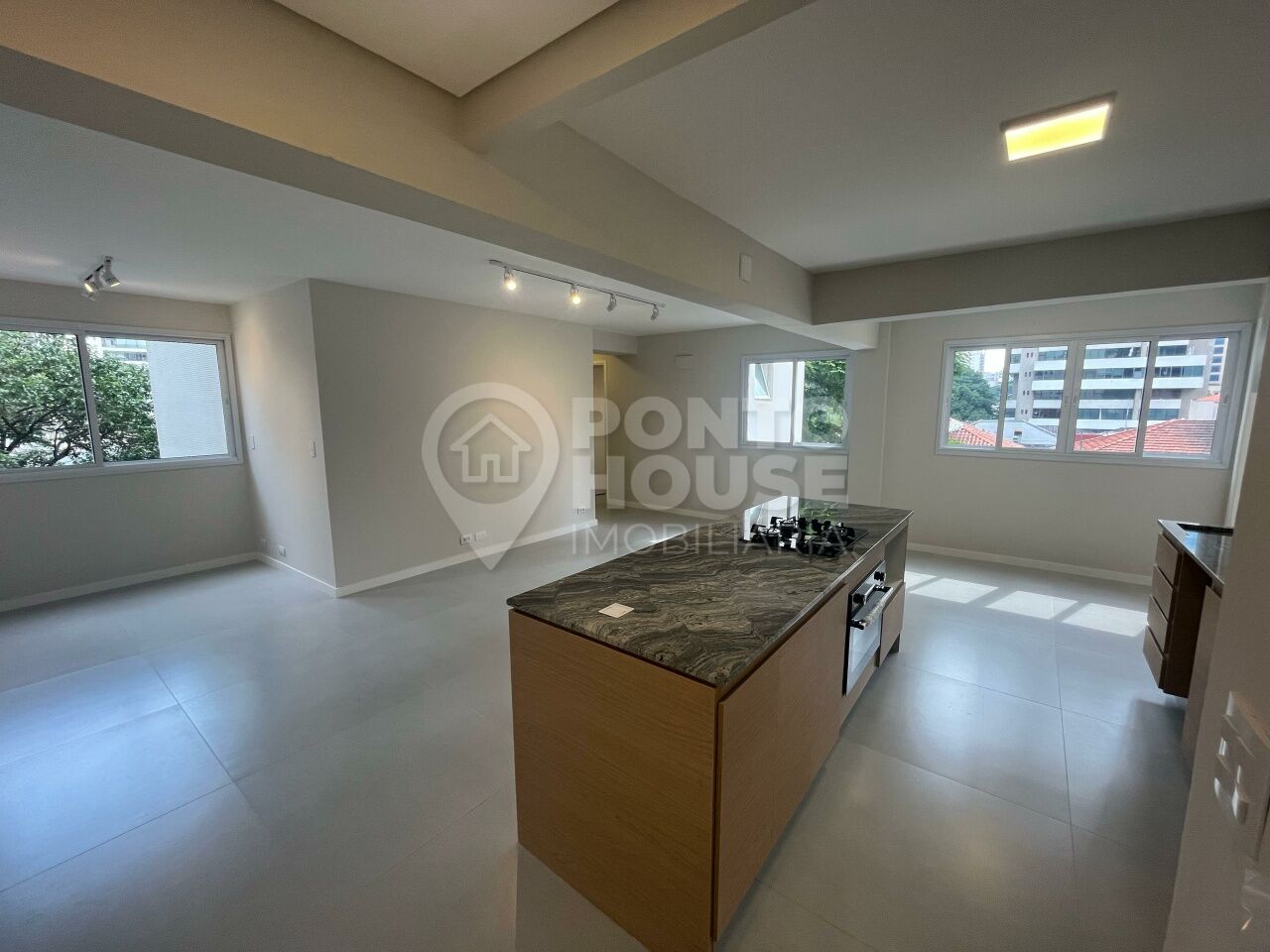 Apartamento à venda reformado de 85m² com 2 dormitórios, 01 em Moema