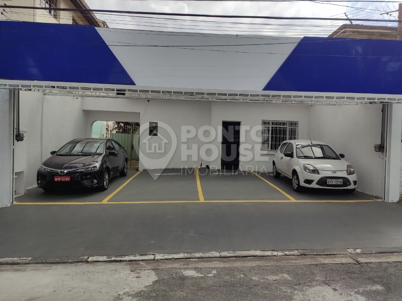 Casa térrea à venda de 300m², 3 dormitórios e 9 vagas de garagem