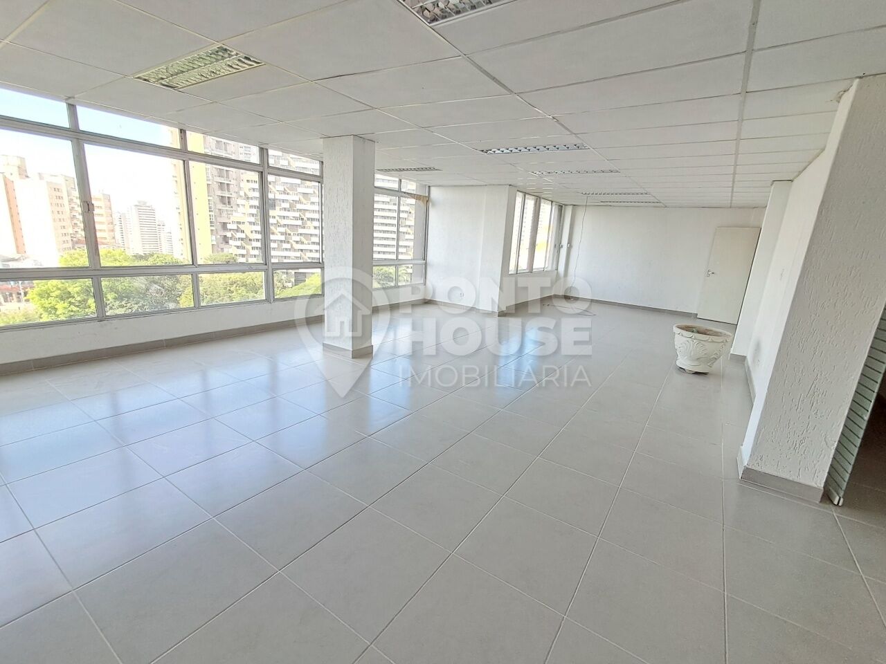 Sala Comercial para locação próximo do Metro Paraiso 3 salas 195m²,a.u ,elevador