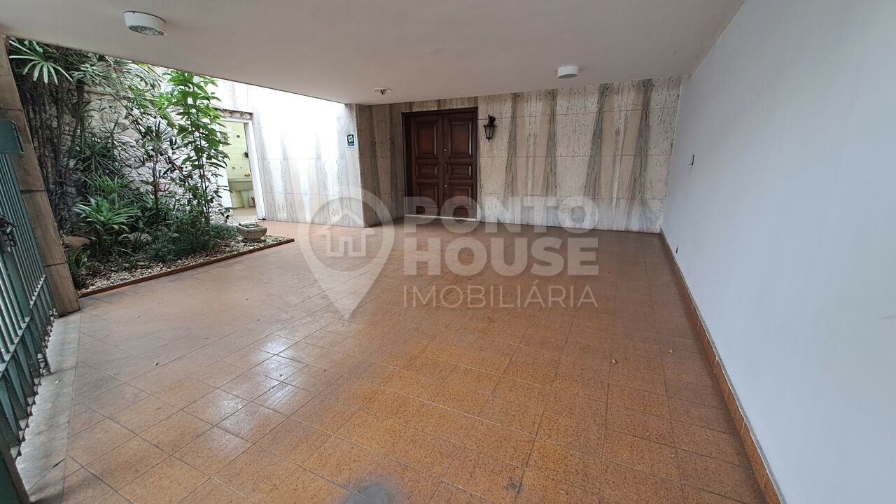 Casa à venda em Mirandópolis, 3 dormitórios, 4 vagas, 800 metros da Praça Árvore