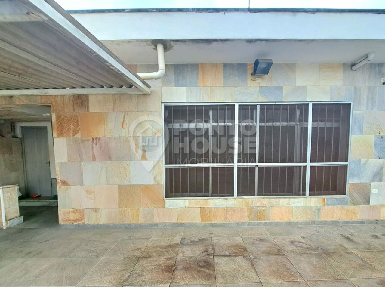 Casa assobradada para venda no Jardim Aeroporto com 2 suítes, edícula no fundo