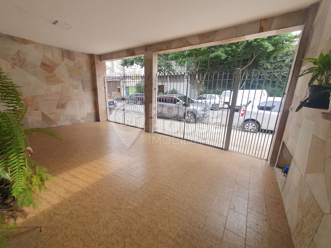 Casa térrea, 3 dormitórios + 5 casas independentes nos fundos; próximo ao metrô