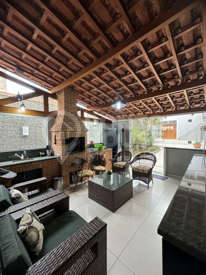 Sobrado de 327m² à venda na Saúde com 3 suítes e 4 vagas, próximo ao metrô