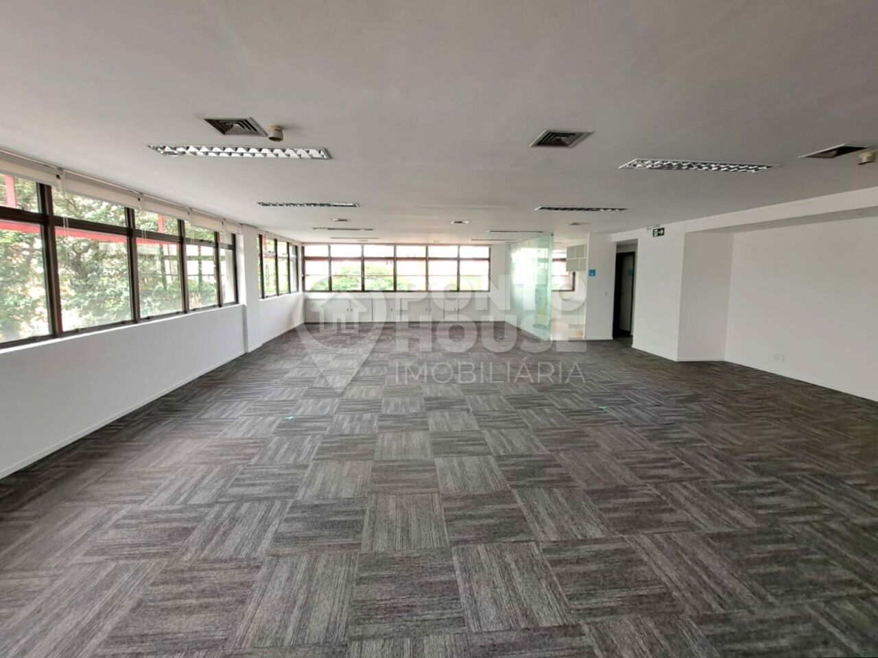 Conjunto comercial para locação com 130m², 2 vagas no Brooklin Paulista