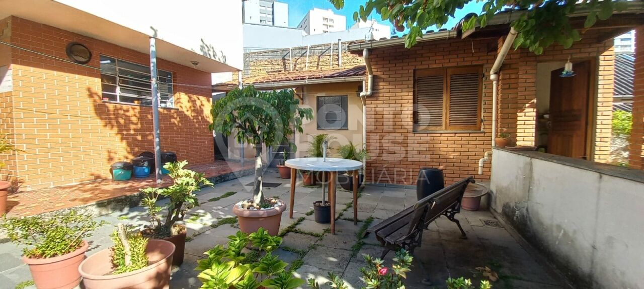 Casa térrea à venda no bairro Vila Gumercindo, 2 dormitórios, 4 vagas