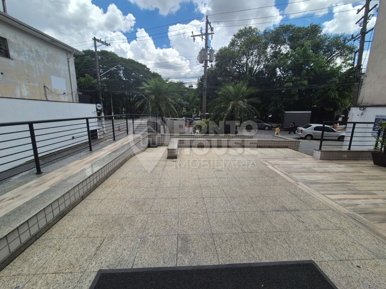 Sala comercial à venda, 2 banheiros, ar condicionado, 1 vaga ao lado do metrô
