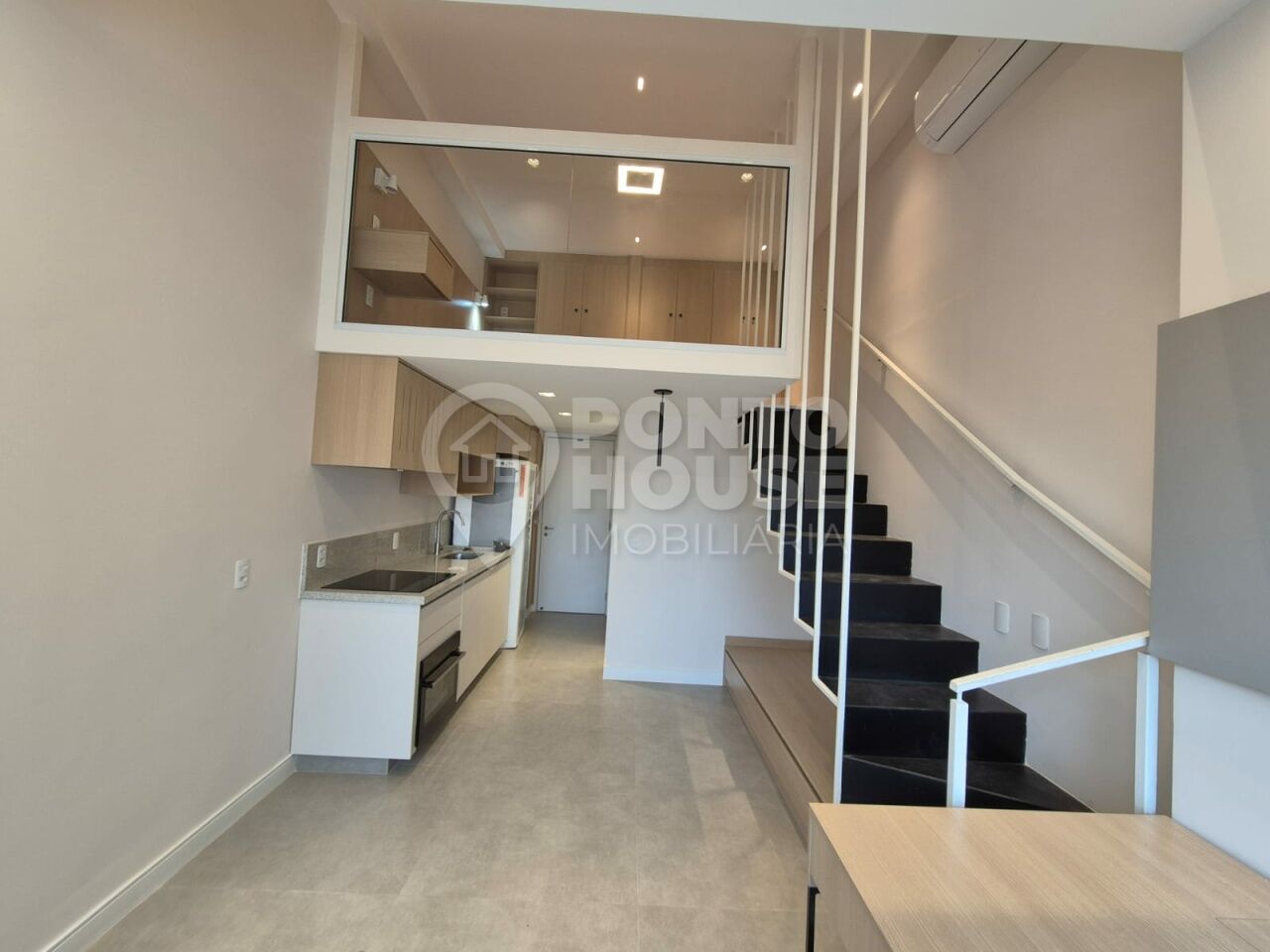 Studio Duplex , Semi mobiliado na Saúde. , novo Próximo a metrô.