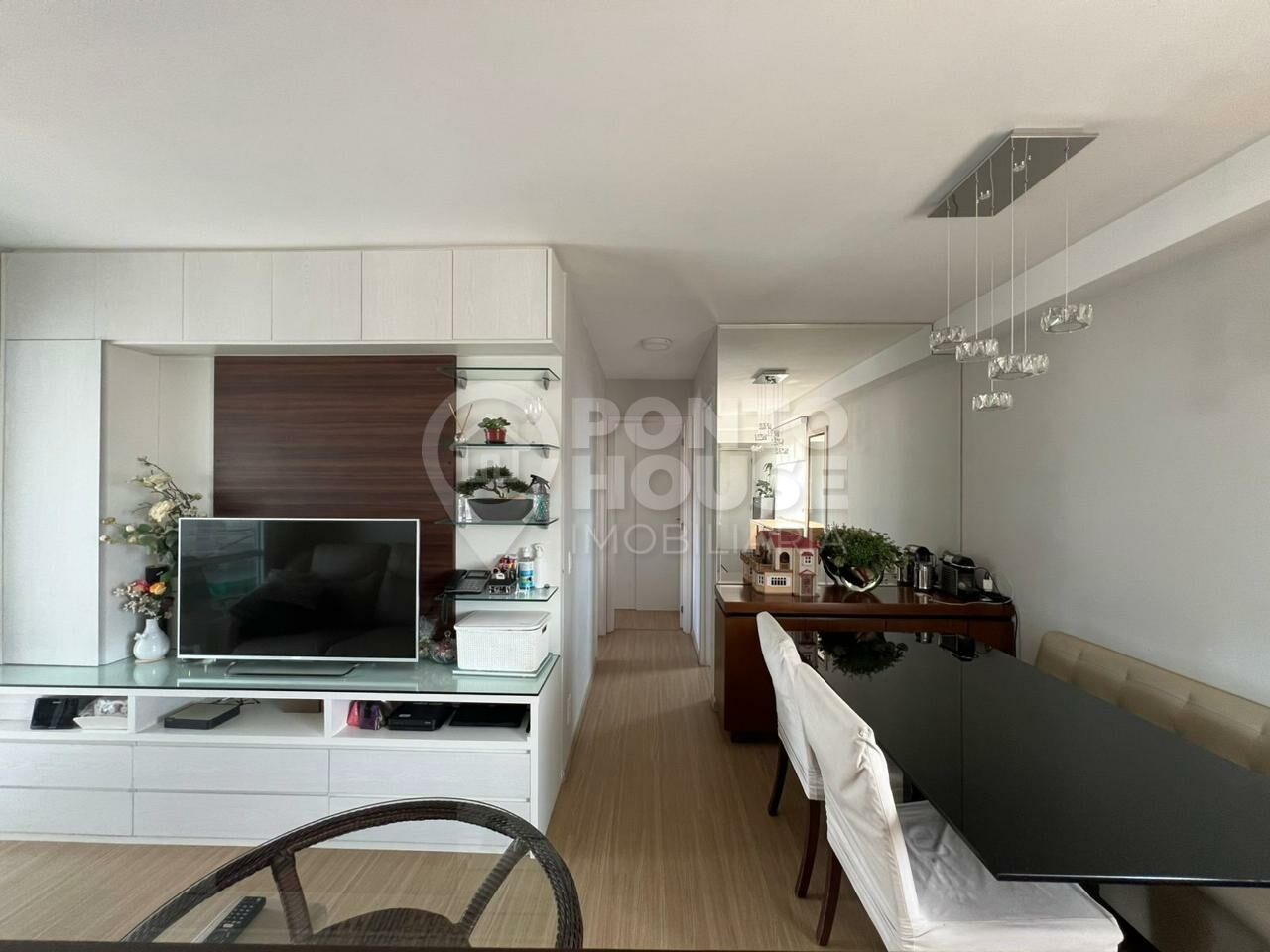 Apartamento 2 dormitórios, 1 suíte com varanda e 2 vagas à venda em Mirandópolis