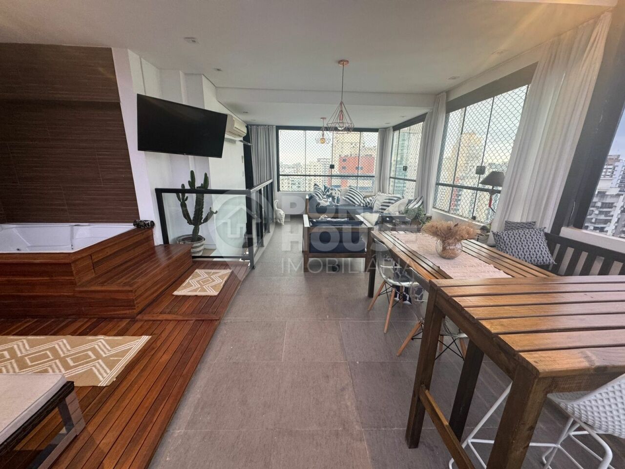 Cobertura duplex à venda em Moema, 3 dormitórios, 2 suítes, 1 vaga, mobiliada