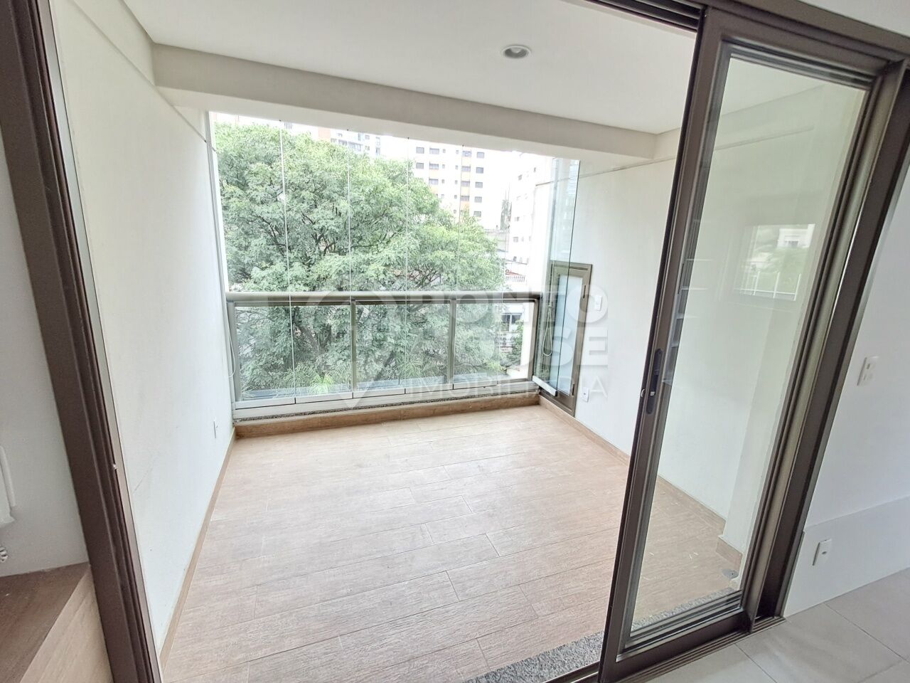 Studio à venda e locação na Vila Mariana, 45m² e 1 vaga, a 600 metros do metrô