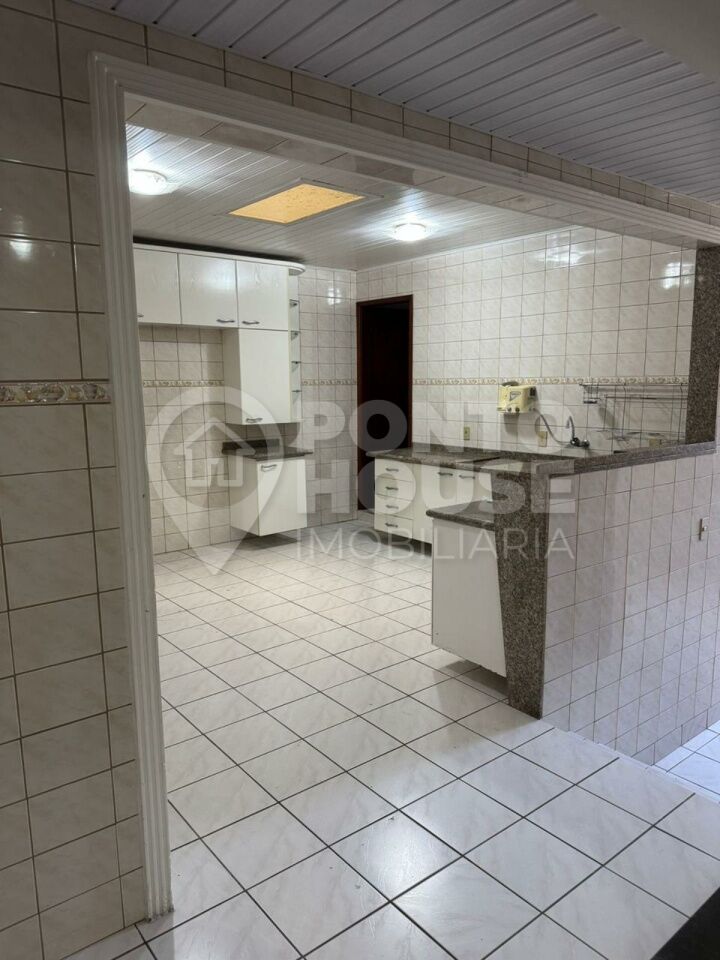 Casa térrea à venda de 3 dormitórios, 2 banheiros, 2 vagas, quintal, 134m²