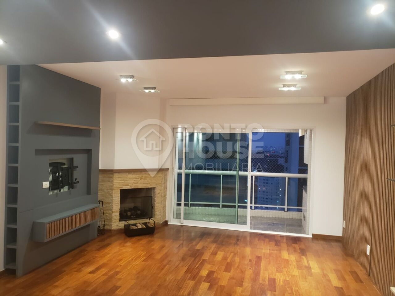 Apartamento com lareira para locação na Aclimação, 145m² e 3 suítes