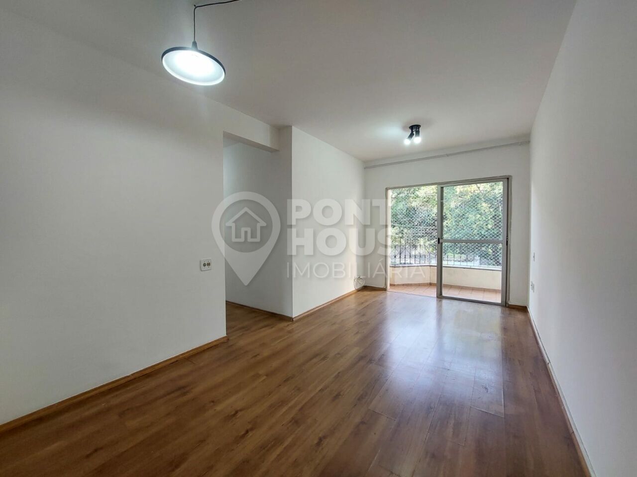 Apartamento à venda com 2 dormitórios, sacada e lazer completo, 62,70m². 
