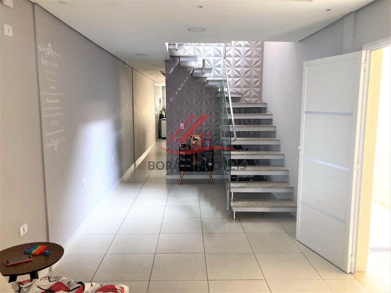 Sobrado com 4 quartos, sendo 1 suíte para venda no Jardim Quarto Centenário em Mauá