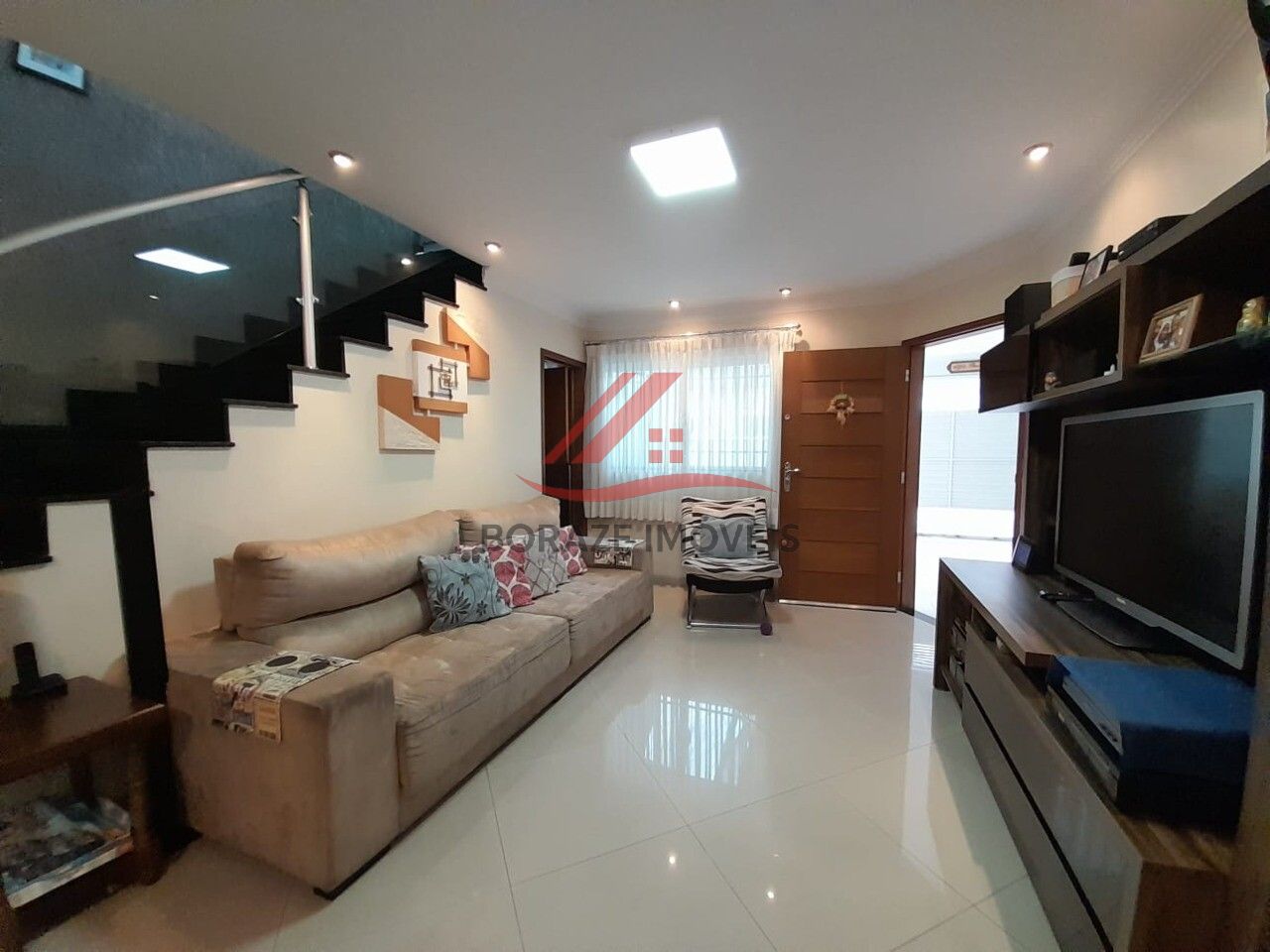 Sobrado para venda no Parque São Vicente em Mauá, com 3 quartos, sendo 3 suítes, 2 salas, cozinha co