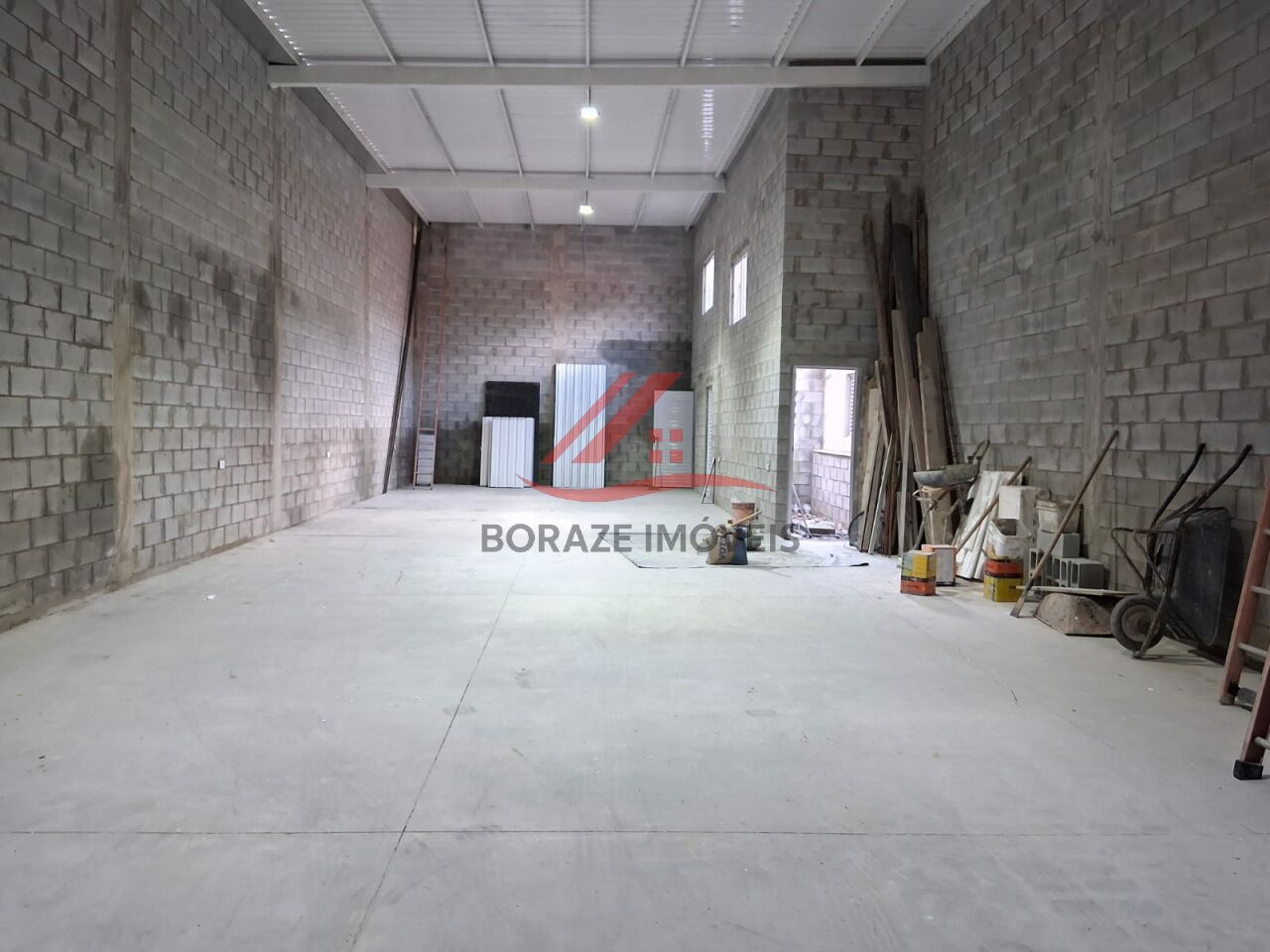 Galpão comercial de 200m² para alugar na Vila Noêmia em Mauá