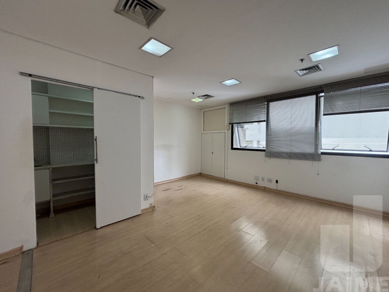 conj-comercial-venda-sao-paulo-higienopolis-1vaga-34m2-JA41135