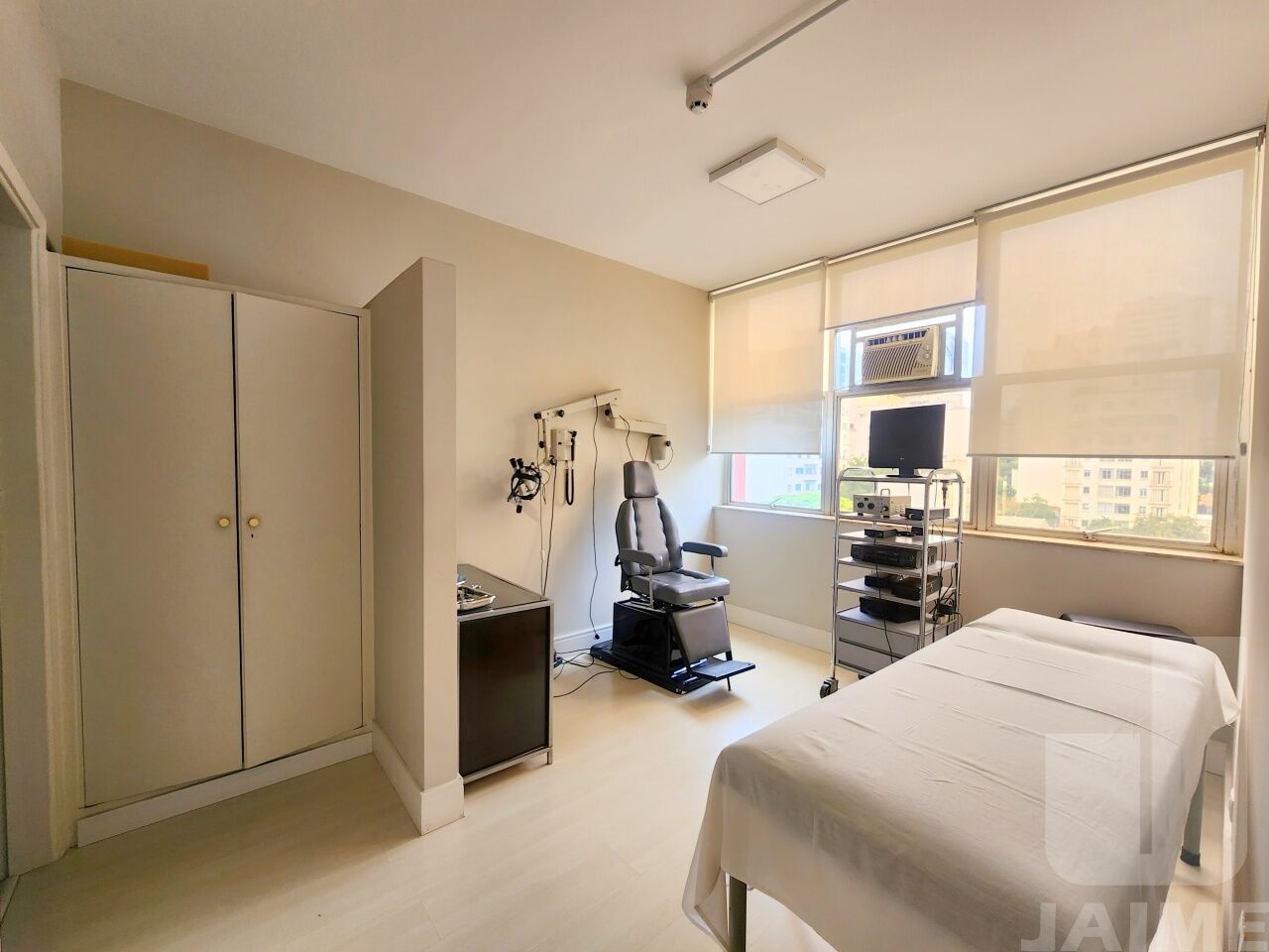 conj-comercial-venda-sao-paulo-pacaembu-2vagas-56m2-JA42603