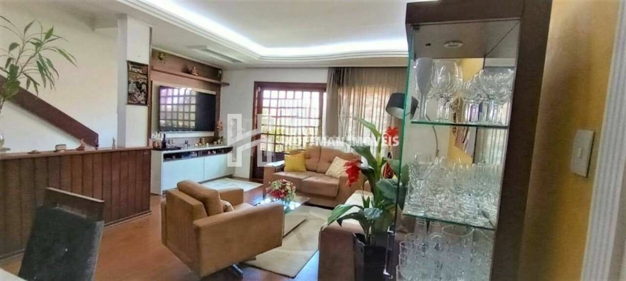 Sobrado para Locação - Santa Maria