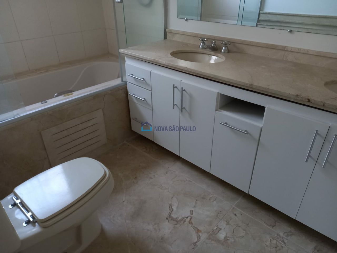 Banheiro suite com banheira