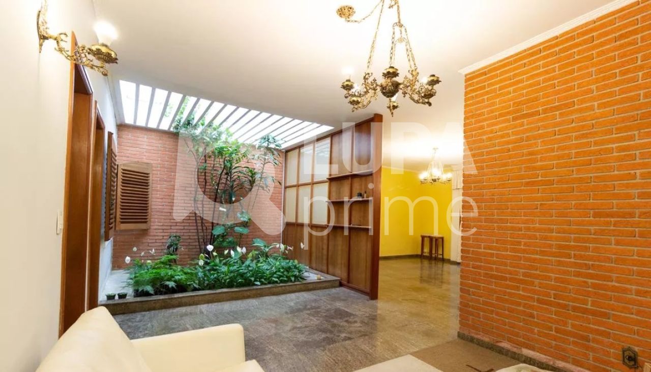 Casa à venda com 3 quartos, 178m² - Foto 1