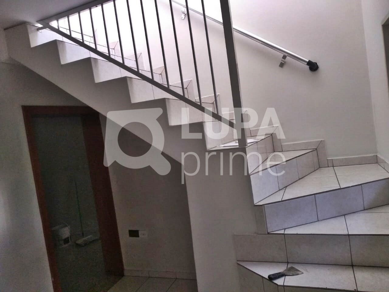 Casa à venda com 4 quartos, 228m² - Foto 2