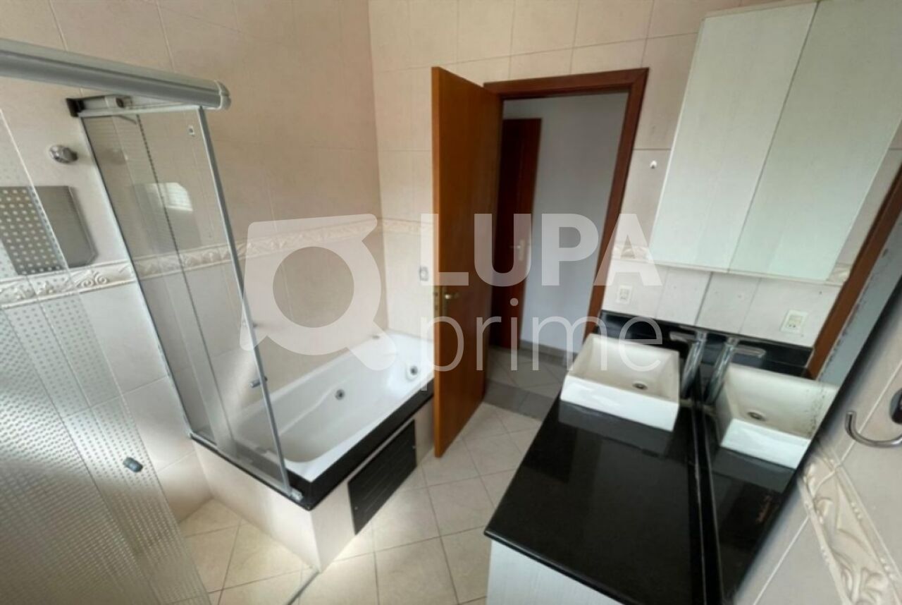 sobrado-venda-sao-paulo-vila-irmaos-arnoni-3dormitorios-3suites-4vagas-227m2-LM27454