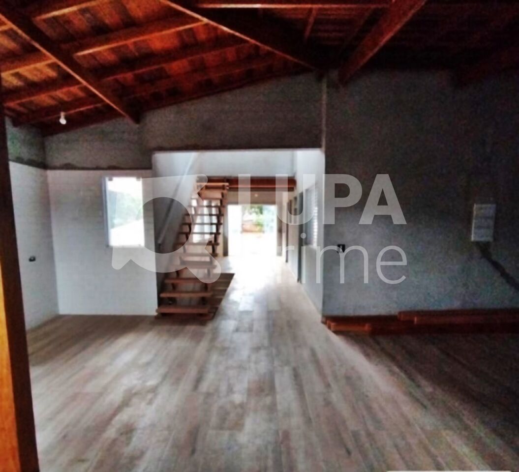 Casa à venda com 3 quartos, 133m² - Foto 1