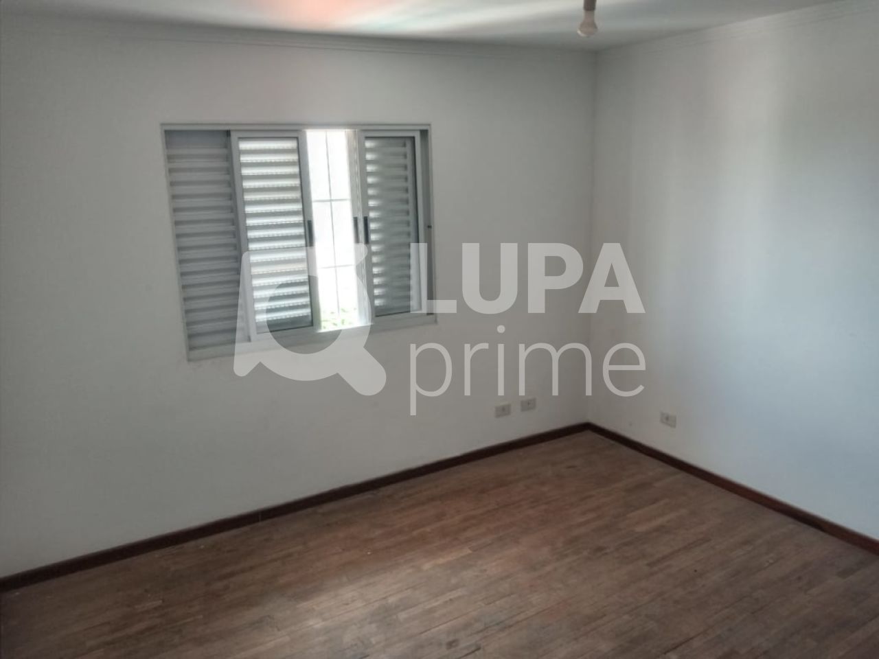 casa-assobradada-venda-sao-paulo-vila-irmaos-arnoni-3dormitorios-3suites-4vagas-243m2-LS28339