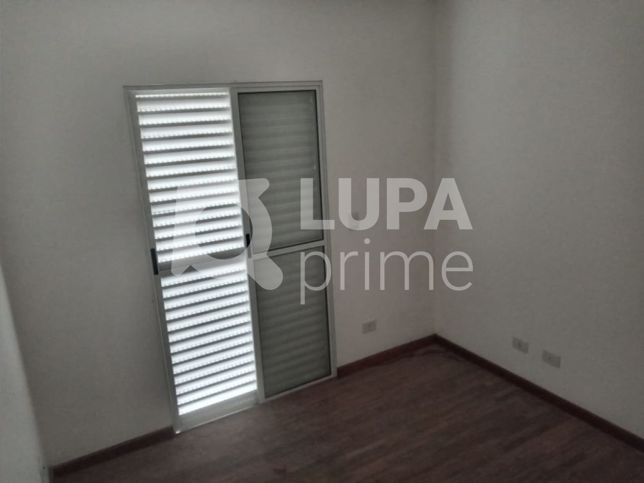 casa-assobradada-venda-sao-paulo-vila-irmaos-arnoni-3dormitorios-3suites-4vagas-243m2-LS28339