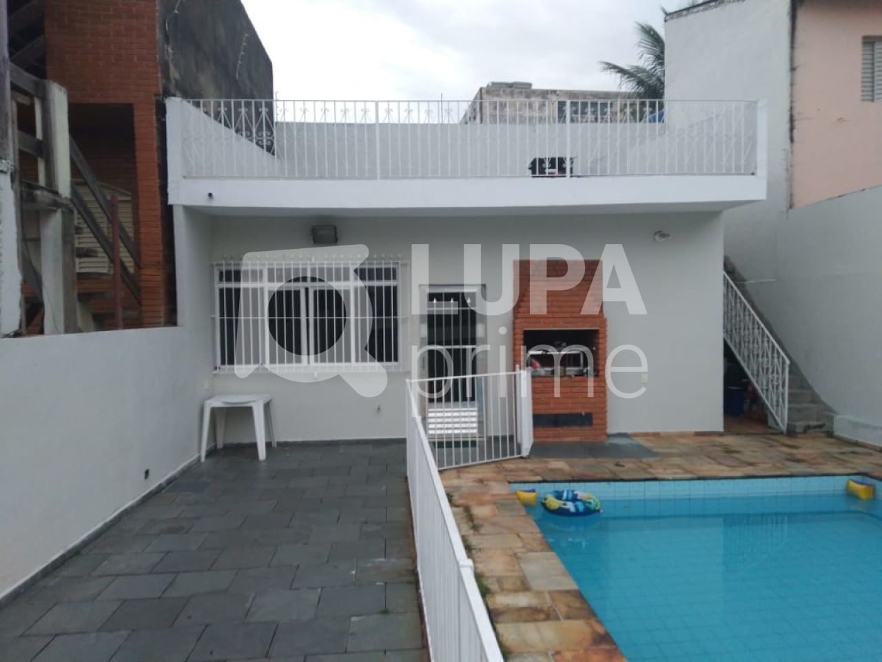 Casa à venda com 3 quartos, 200m² - Foto 1