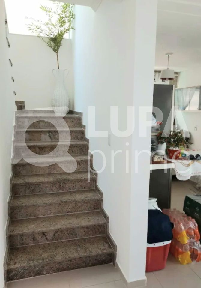 Casa à venda com 5 quartos, 220m² - Foto 13
