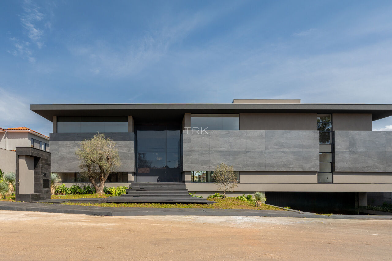 1.760m² de área construída. A pessoa de humanas que fez o anúncio ficou com uma queda para exatas.
