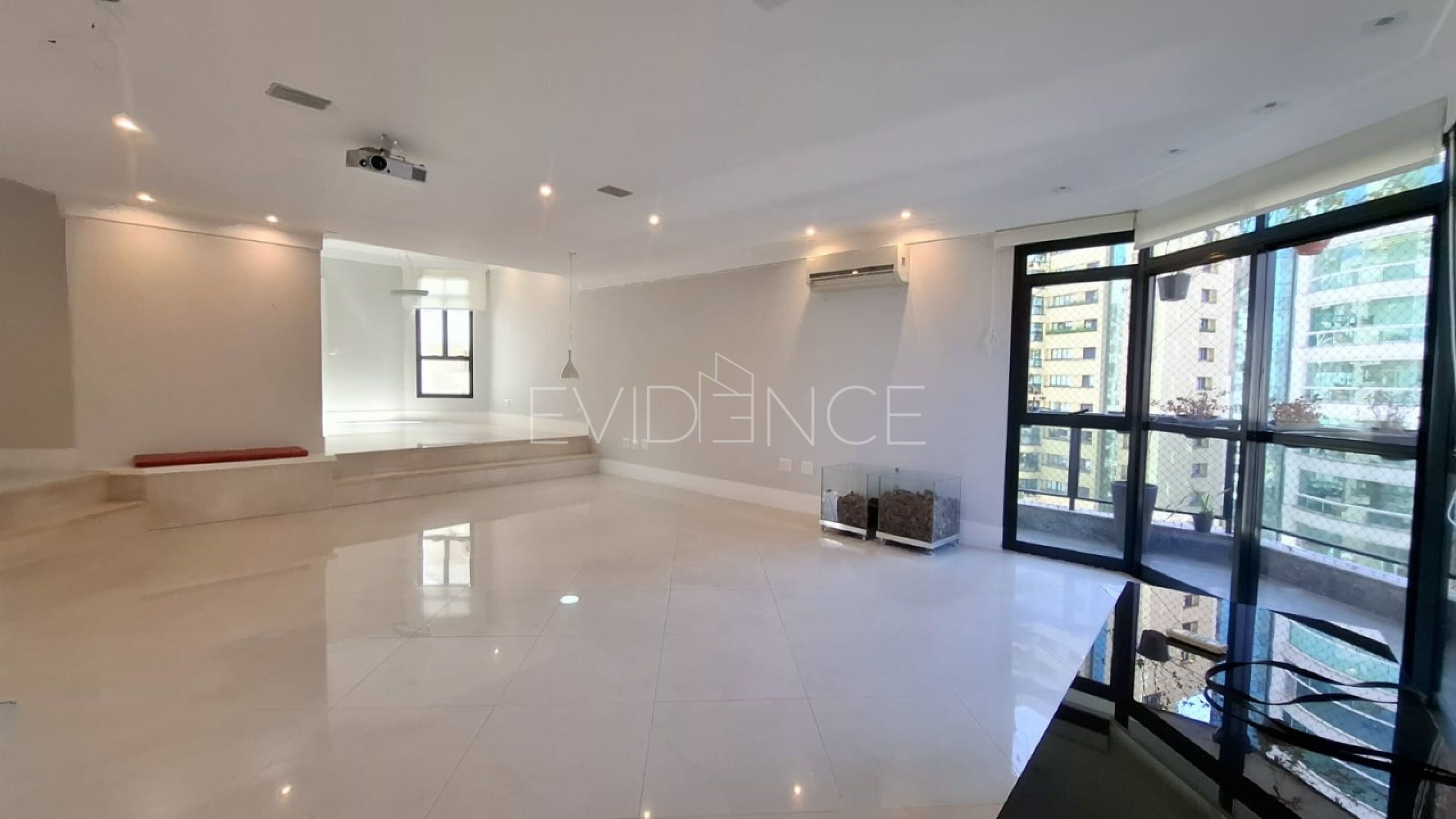 Apartamento com 200m², 3 dormitórios, 3 suítes, 4 vagas no bairro Vila Gomes Cardim em São Paulo